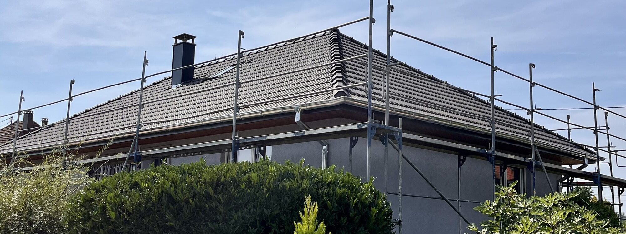 TRAVAUX DE COUVERTURE 2000X750 | MD toitures Comment savoir si une toiture peut être rénovée sans être entièrement remplacée ? Saint-Louis